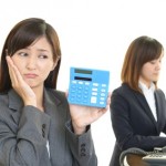 困惑した表情のOL